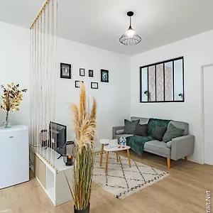 La Vie Est Belle Apartment